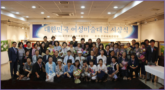 수상자 및 심사위원 단체사진