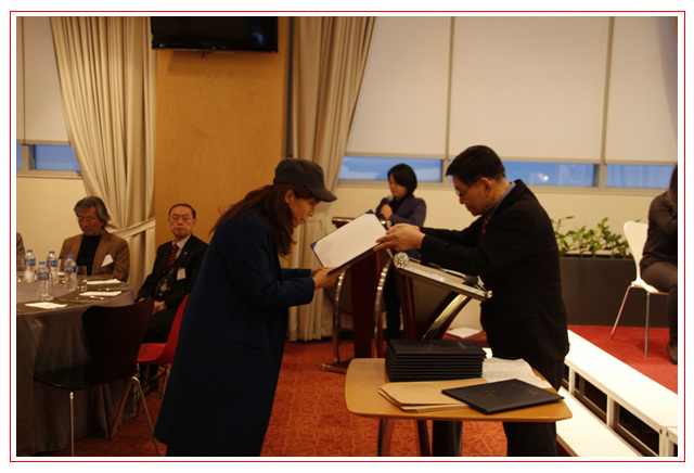 신임 임원추대장 수여..(이사 권희경)