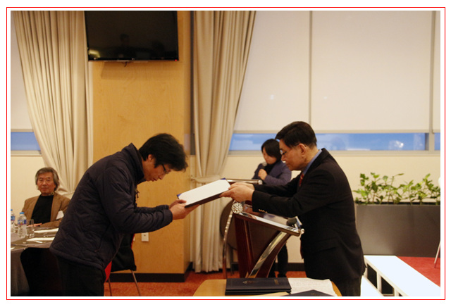 신임 임원추대장 수여..(이사 박상현)