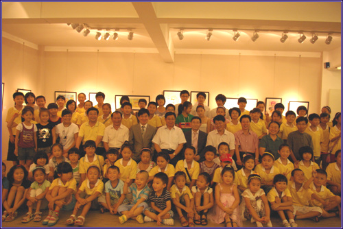 아동미술 수상자와 함께(위해시 선전부장 이석순 대표이사 및 본 협회 하정민 수석 부회장 )